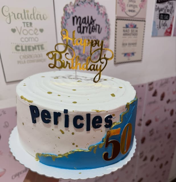Bolo de 50 anos branco e azul com detalhes dourados
