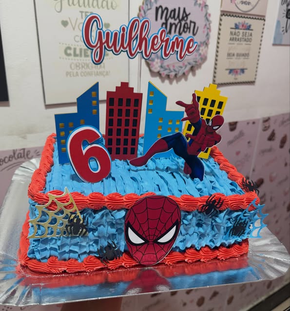 Bolo azul e vermelho do Homem-Aranha