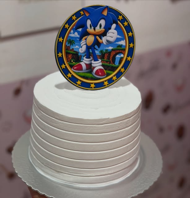 Bolo branco com topo do Sonic