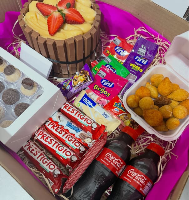 Cesta de presente com bolo de KitKat e morangos, cupcakes, chocolates, salgados e refrigerante