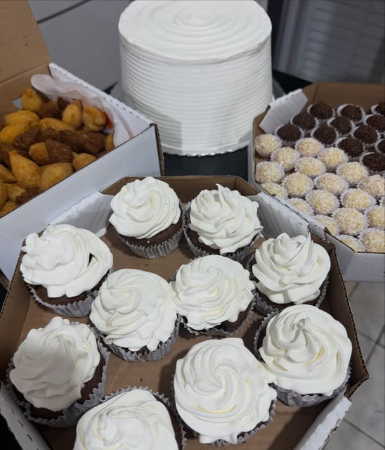 Caixa de cupcakes de chocolate com chantilly, docinhos, salgados e bolo branco